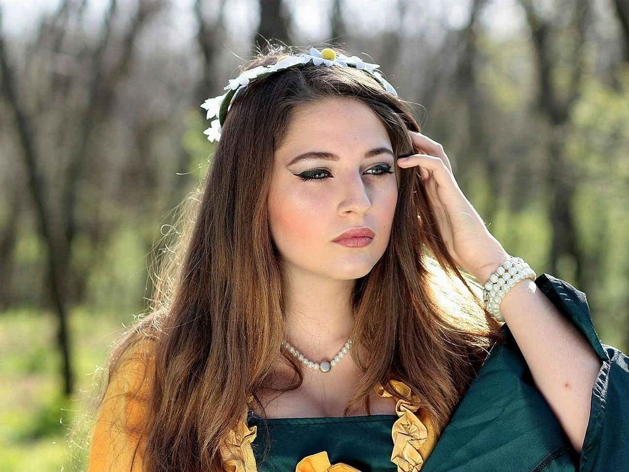 Antik Yunan tapınağı tasviri yapan ressam ellerini taşa koymuş